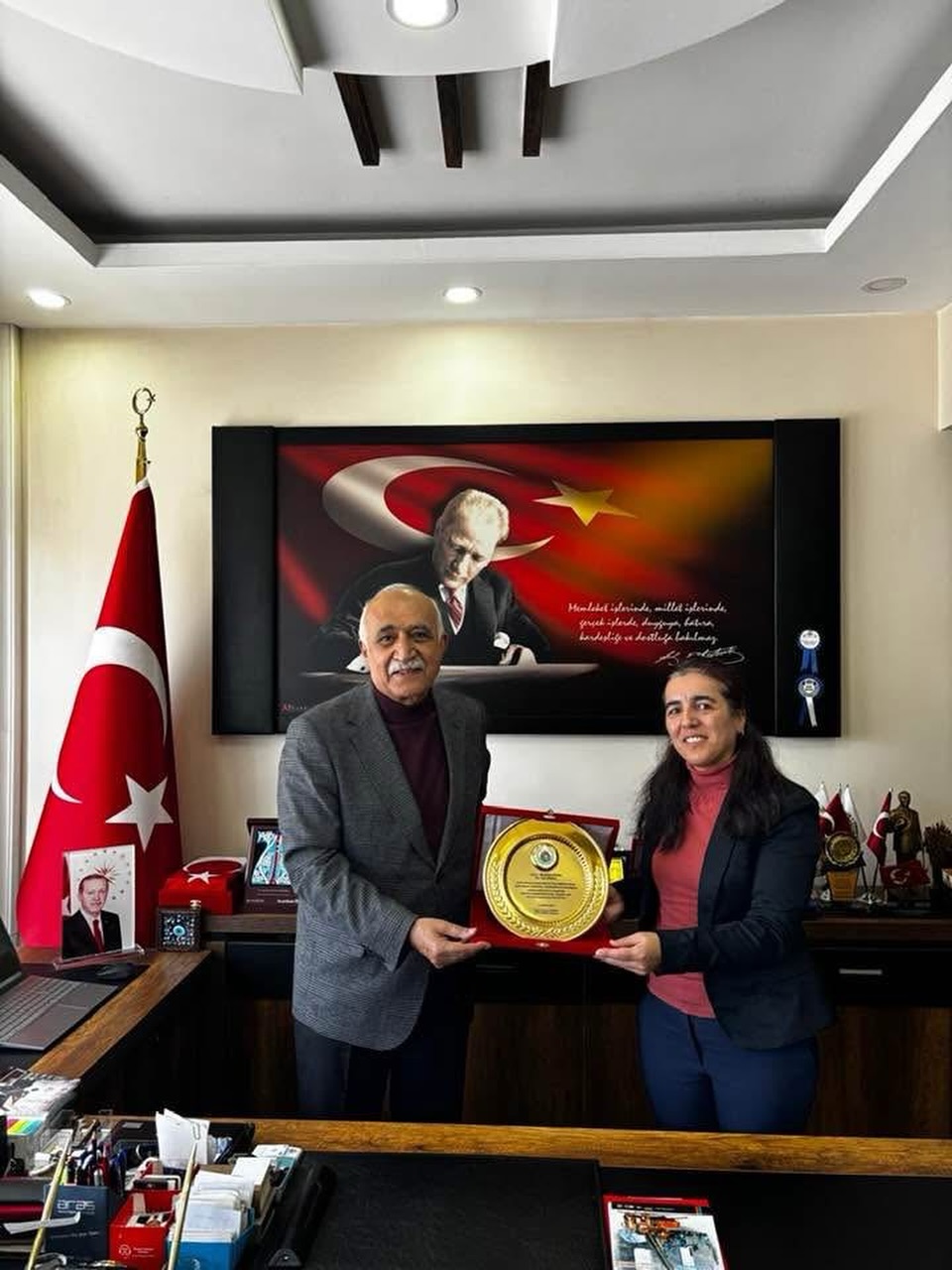 İlçemiz Tapu Müdüresi Sayın Beyhan BERK, tayini dolayısıyla Belediye Başkanımızı ziyaret etti.