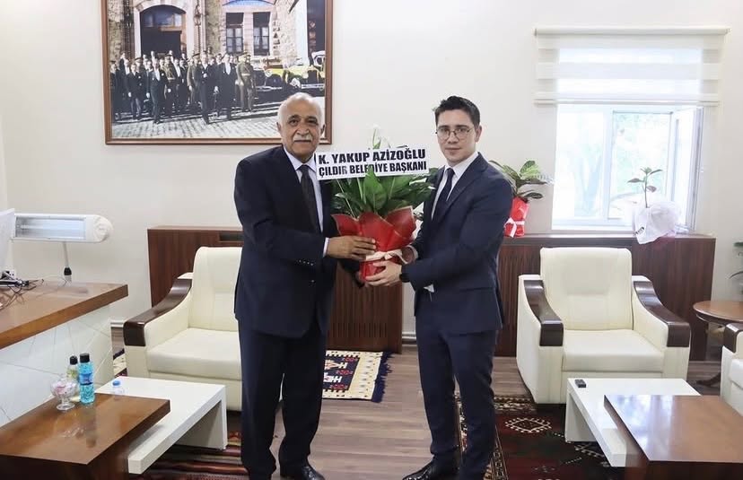 Belediye Başkanımız Kemal Yakup AZİZOĞLU, ilçemize yeni atanan Çıldır Kaymakamı Sayın Yunus Emre Sakızcı’ya hayırlı olsun ziyaretinde bulundu.